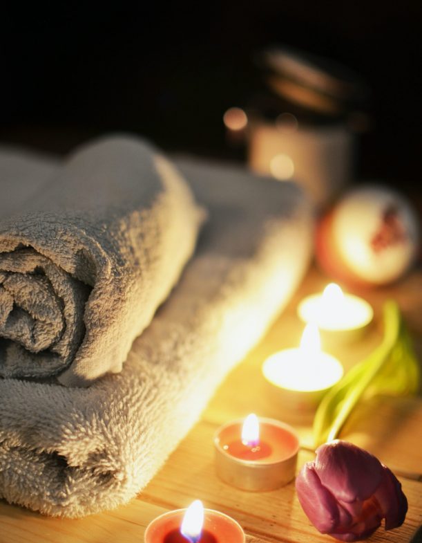 bougie-zen-hotel-du-golf Une bougie sur la table de massage de l'Hôtel du Golf